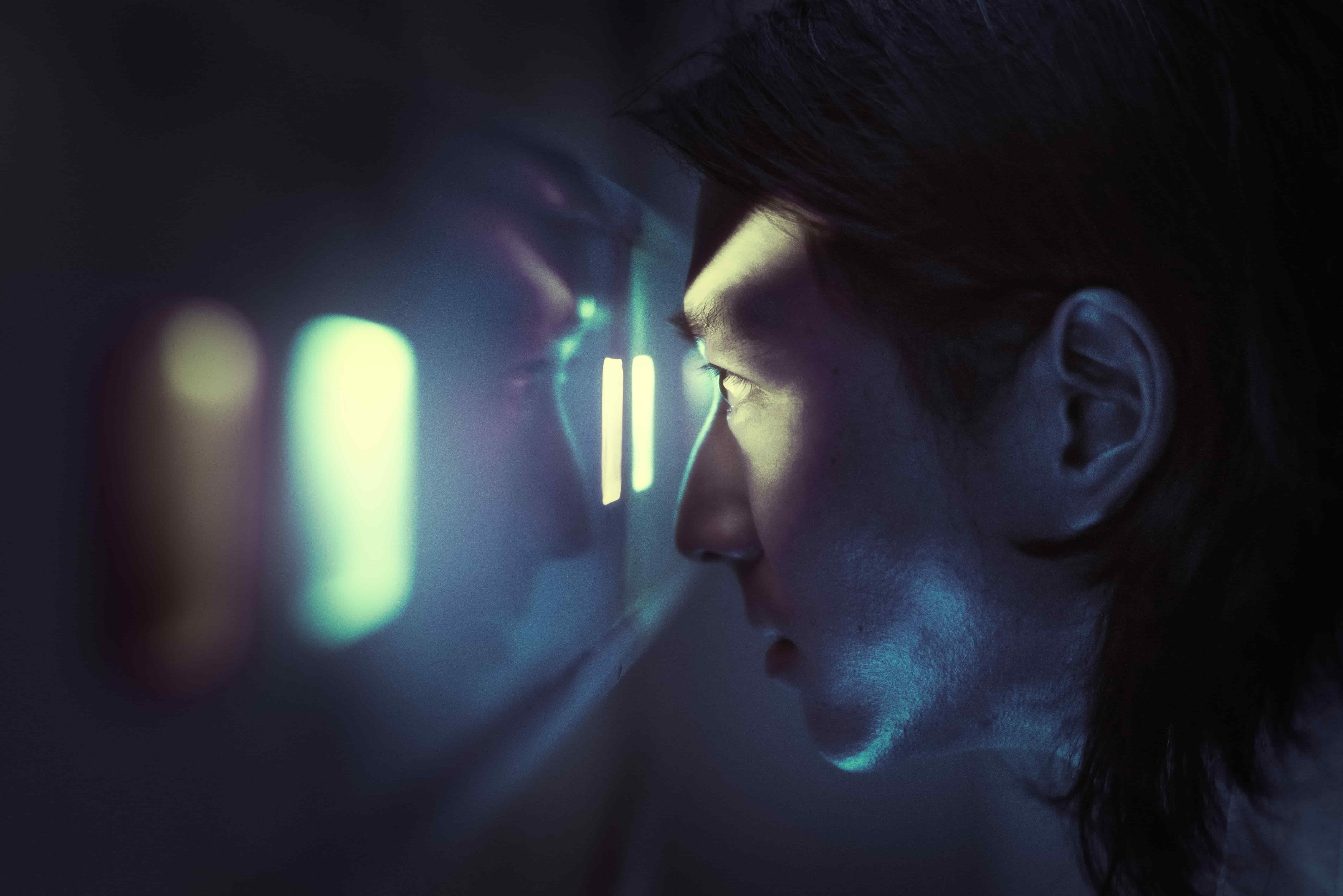 Ilustración de enigmas científicos: ecuaciones sin resolver, símbolos misteriosos y libros antiguos abiertos sobre una mesa